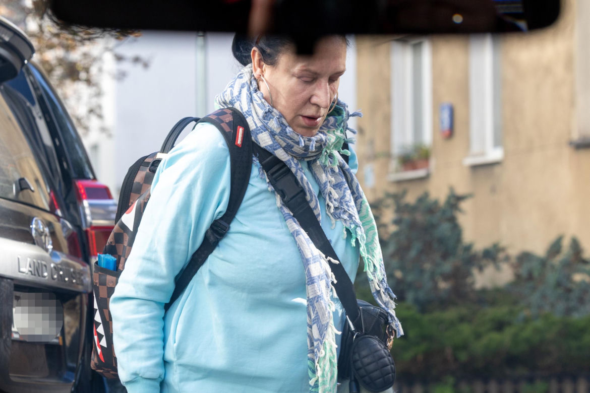 Zdyszana Kayah dźwiga sama