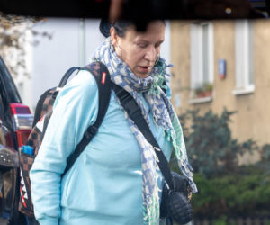 Zdyszana Kayah dźwiga sama