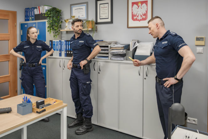 "Policjantki i Policjanci", odcinek 1387: makabryczne odkrycie w busie prowadzi policjantów na plan horroru, gdzie fikcja miesza się z przerażającą rzeczywistością