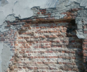 Lublin: Mur zabytkowego kościoła zaczął się „sypać”. Odsłoni NIEZNANĄ HISTORIĘ?
