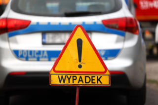 Samochód uderzył w ciągnik. Kobieta nie żyje. Tragiczny wypadek pod Białymstokiem