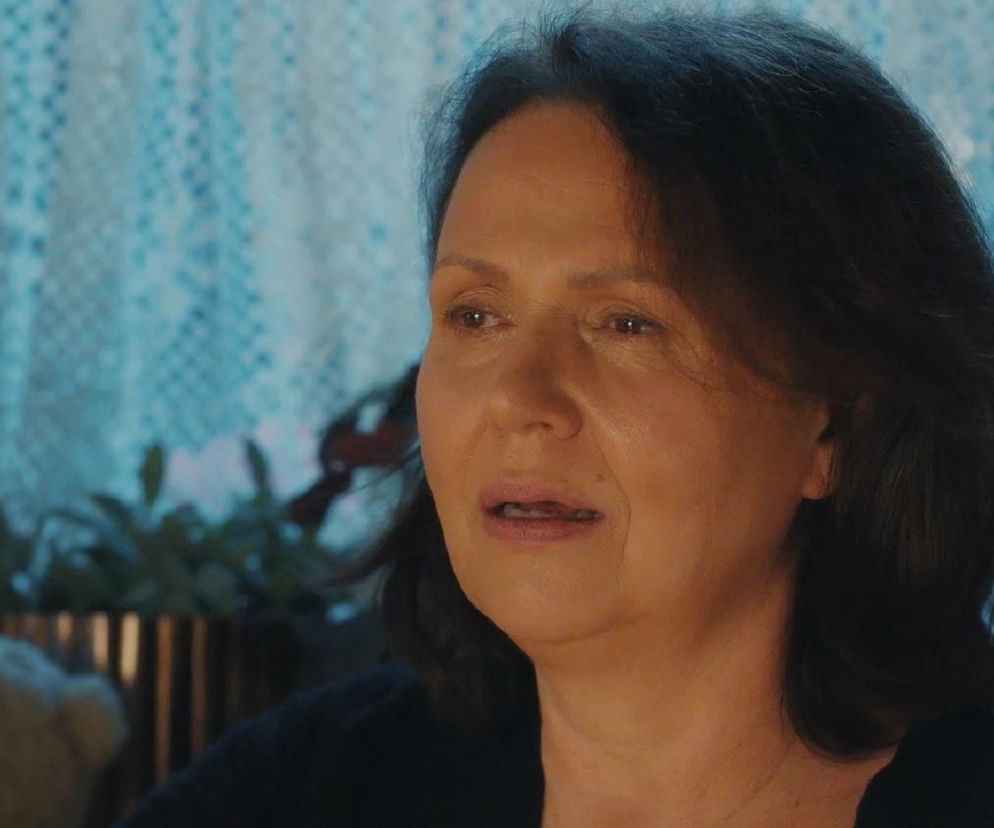 Aktorka Małgorzata Pieńkowska jako Marysia Rogowska, ze łzami w oczach, wyraża smutek i załamanie, co wskazuje na jej depresję w serialu. Kontekst artykułu Super Seriale dotyczy odcinka M jak miłość, gdzie bohaterka przechodzi przez trudne chwile.