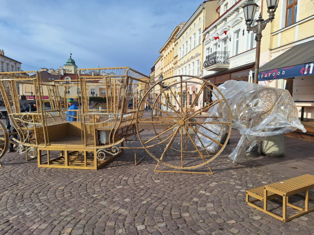 Ozdoby świąteczne w Rzeszowie. Rusza strojenie miejskiego Rynku. 