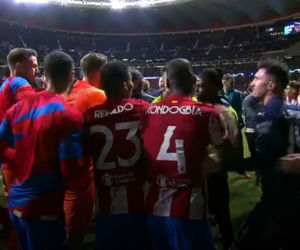 Zadyma podczas meczu Atletico - Manchester City