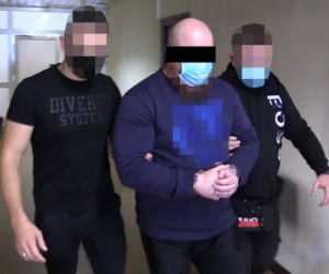 Miał broń i narkotyki. Był poszukiwany listem gończym