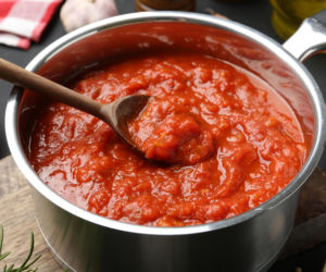 Jak zagęścić sos pomidorowy? Sprawdzone triki, które uratują zbyt wodnisty sos