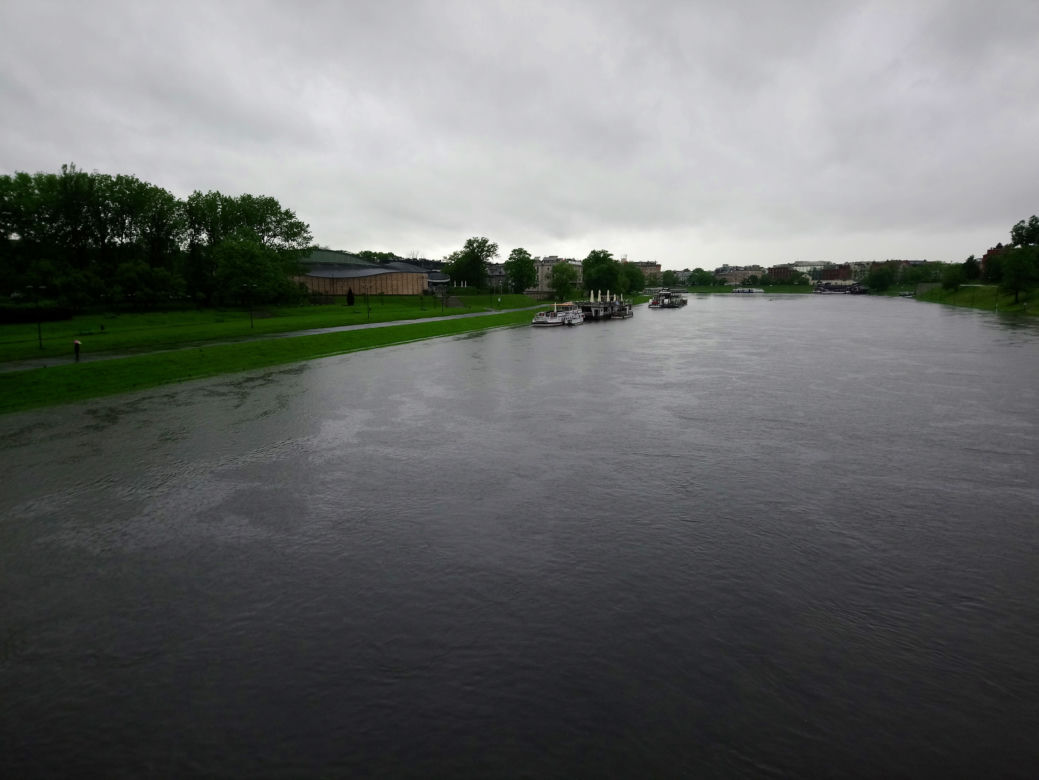 Ulewy w Krakowie 23.05.2019: Wylała Wisła, zalane są bulwary