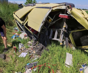 Pękła mu guma i stracił panowanie nad ciężarówką! Paskudny wypadek koło Trzemeszna