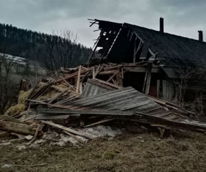 Wierchomla Wielka. Budynek gospodarczy RUNĄŁ w jednej chwili. Widok, jak po trzęsieniu ziemi