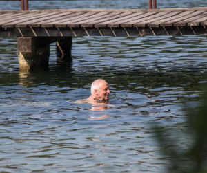 Niesiołowski chłodzi głowę w wodzie