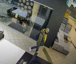 Policjanci z Torunia szukają złodzieja! Rozpoznajesz go? Powiadom służby!