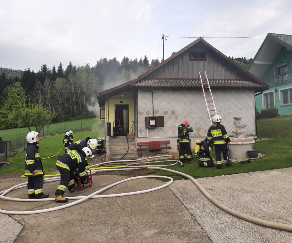 Tragiczny pożar w Ptaszkowej. Starsza kobieta została uwięziona w płonącym domu
