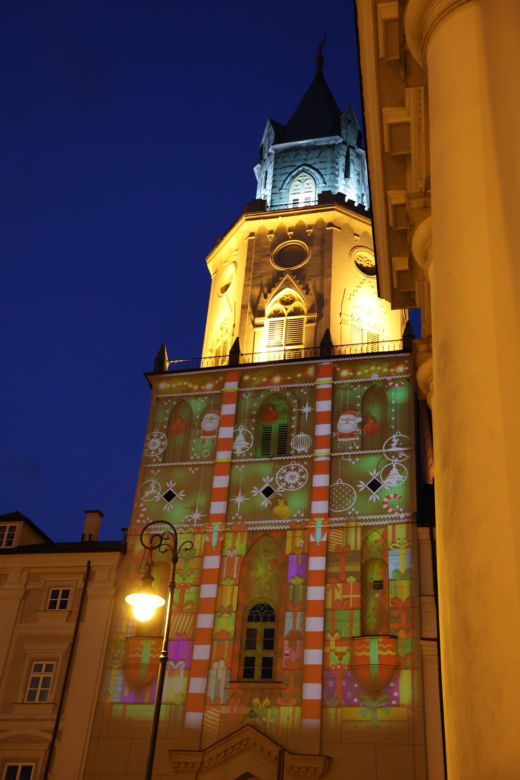Wieża Trynitarska w Lublinie w świątecznej odsłonie. Na jej elewacji można podziwiać wyjątkową iluminację