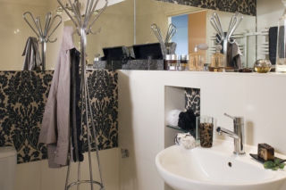 Łazienka jak salon. Tapety i lustra w łazience