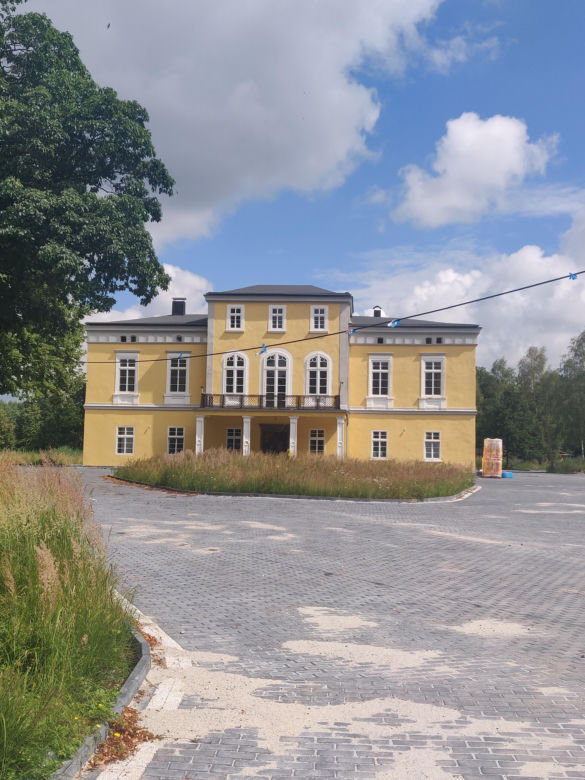 To jedno z najpiękniejszych miast na Śląsku. Czaruje jedynym takim pałacem myśliwskim w Polsce