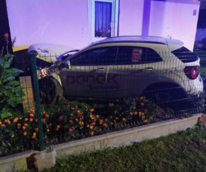 Rozbił pożyczone auto i zniszczył ogródek pani Heleny. 98-latka nie była zadowolona