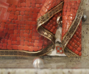 Fragment tupolewa na sukni obrazu Matki Boskiej Częstochowskiej 