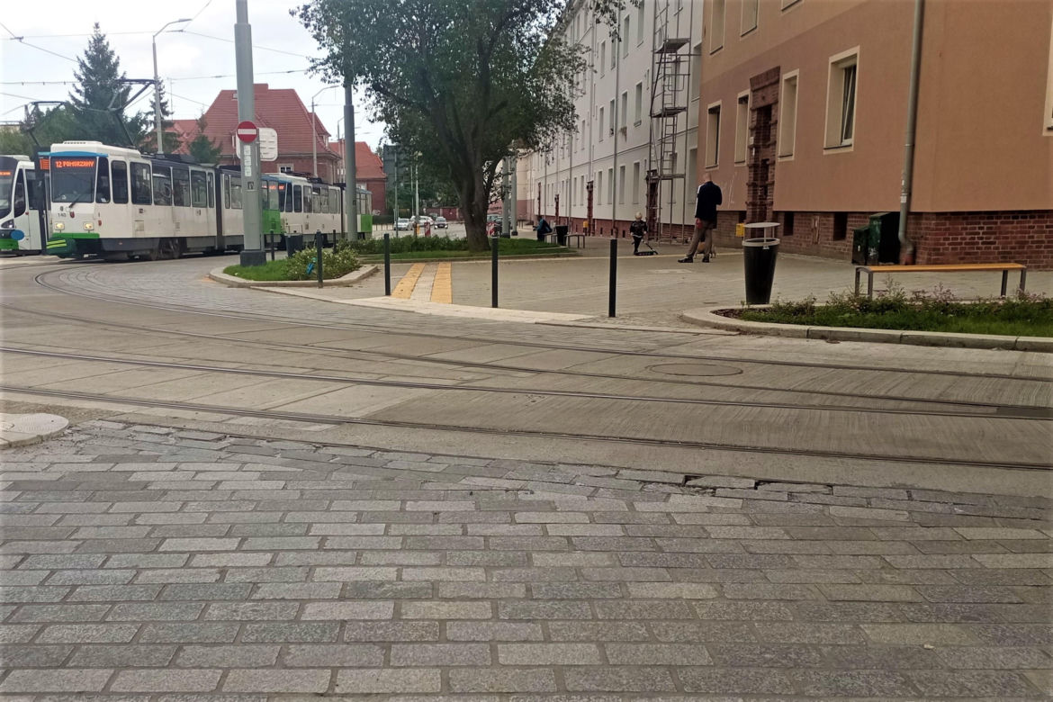 Krusząca się kostka brukowa na nowej pętli Dworzec Niebuszewo