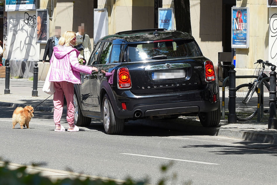 Edyta Olszówka zaparkowała na przystanku autobusowym