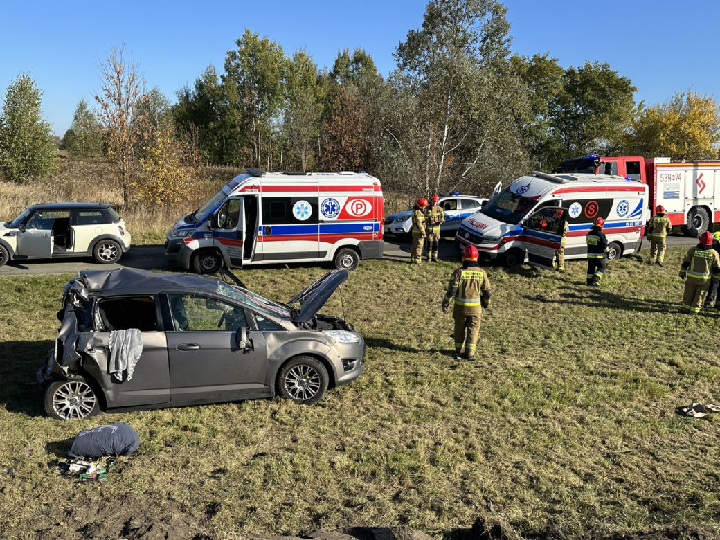 Groźny wypadek w Palmirach. Ciężarówka wbiła się w forda