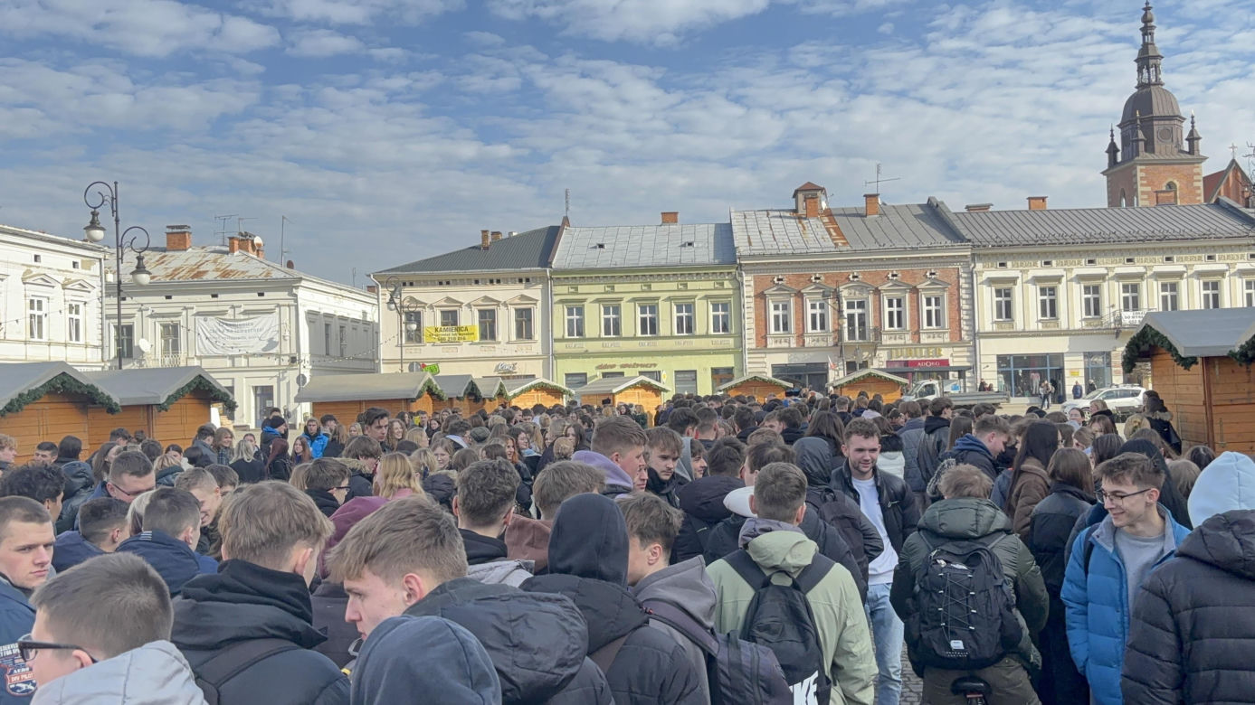 Maturzyści z Nowego Sącza zatańczyli poloneza na Rynku 
