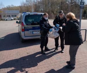 Zakrywanie twarzy OBOWIĄZKOWE! Na Śląsku strażnicy rozdają maski ZA DARMO 