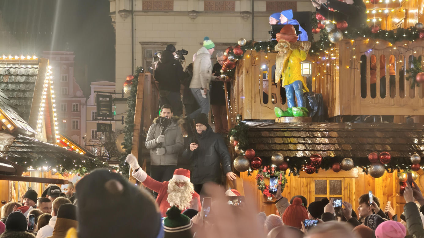 Największa choinka we Wrocławiu już rozświetlona! Tłumy powitały Świętego Mikołaja 