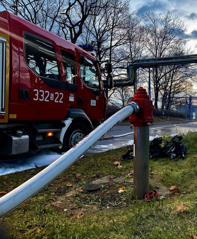 Pożar na terenie dawnej rafinerii w Czechowicach-Dziedzicach. Czarny dym nad miastem