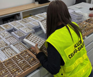 Duża akcja służb pod Warszawą. Zabezpieczyli towar warty miliony złotych