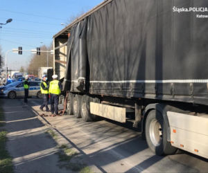 Katowice. Niebezpieczny towar wypadł z dostawczaka [ZDJĘCIA]