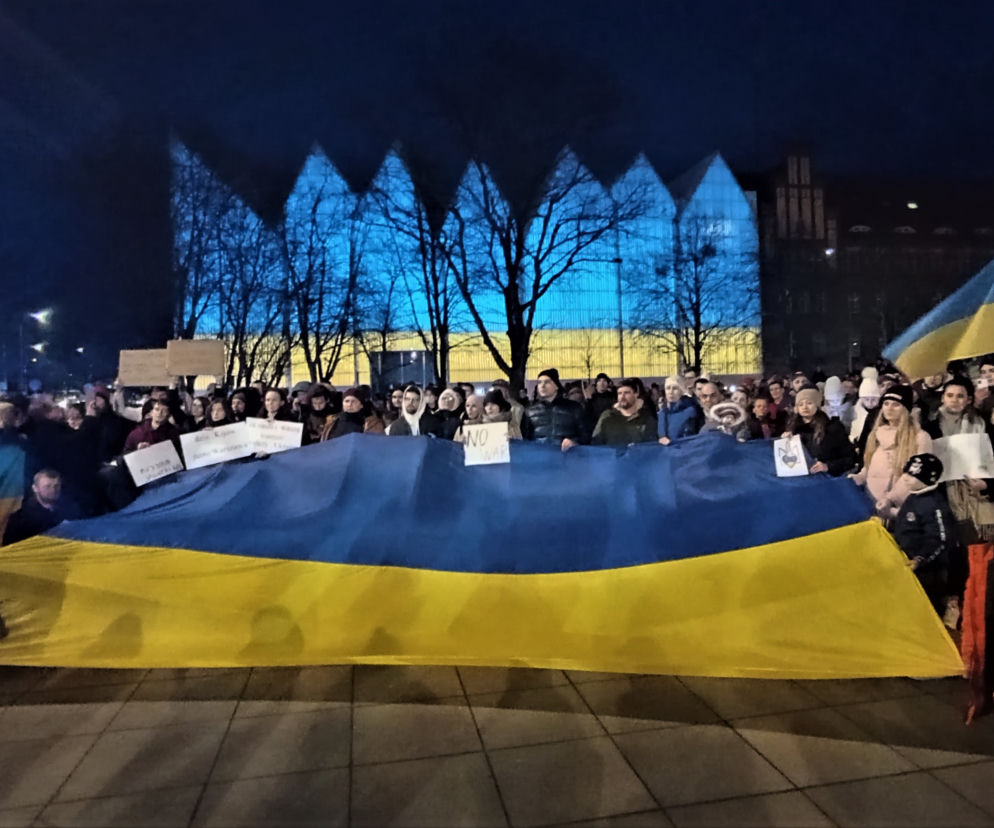 Manifestacja przeciwko wojnie na Ukrainie na placu Solidarności w Szczecinie