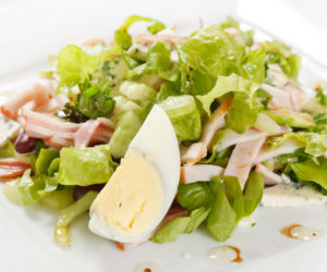 Sałatka jajeczna z szynką i koperkowym winegretem – lekka, świeża i idealna na wielkanocny stół