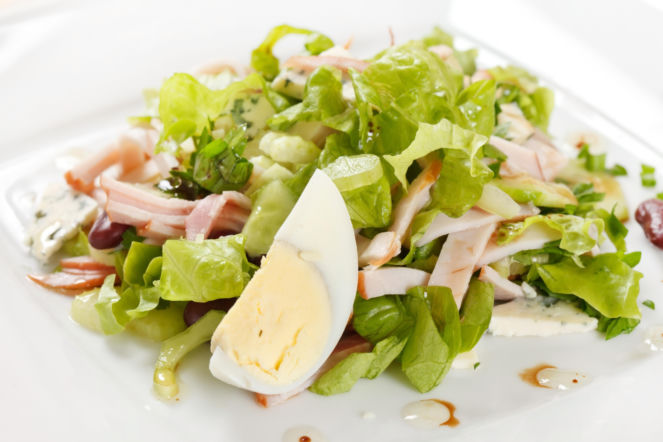 Sałatka jajeczna z szynką i koperkowym winegretem – lekka, świeża i idealna na wielkanocny stół