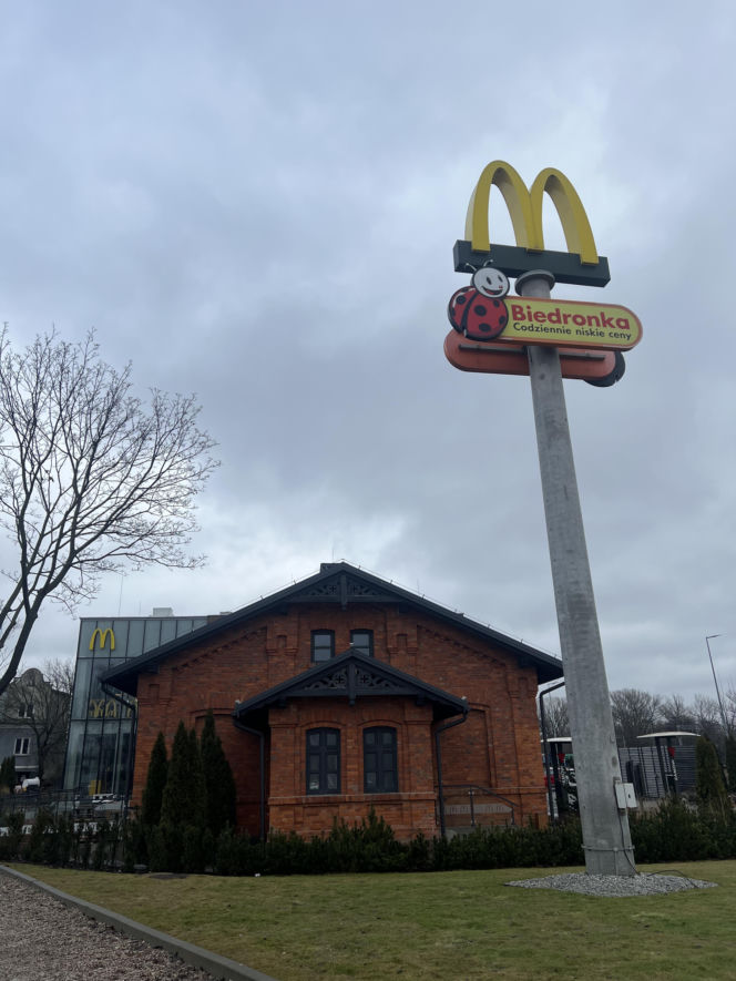 Nietypowy McDonald's przy ul. Radzymińskiej w Warszawie