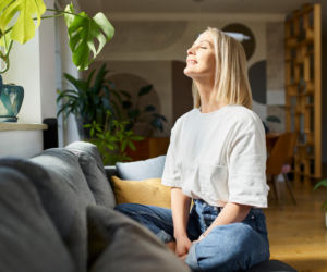 Siadasz przy oknie, żeby złapać witaminę D? Eksperci ujawniają, dlaczego to jedna z najbardziej szkodliwych pułapek