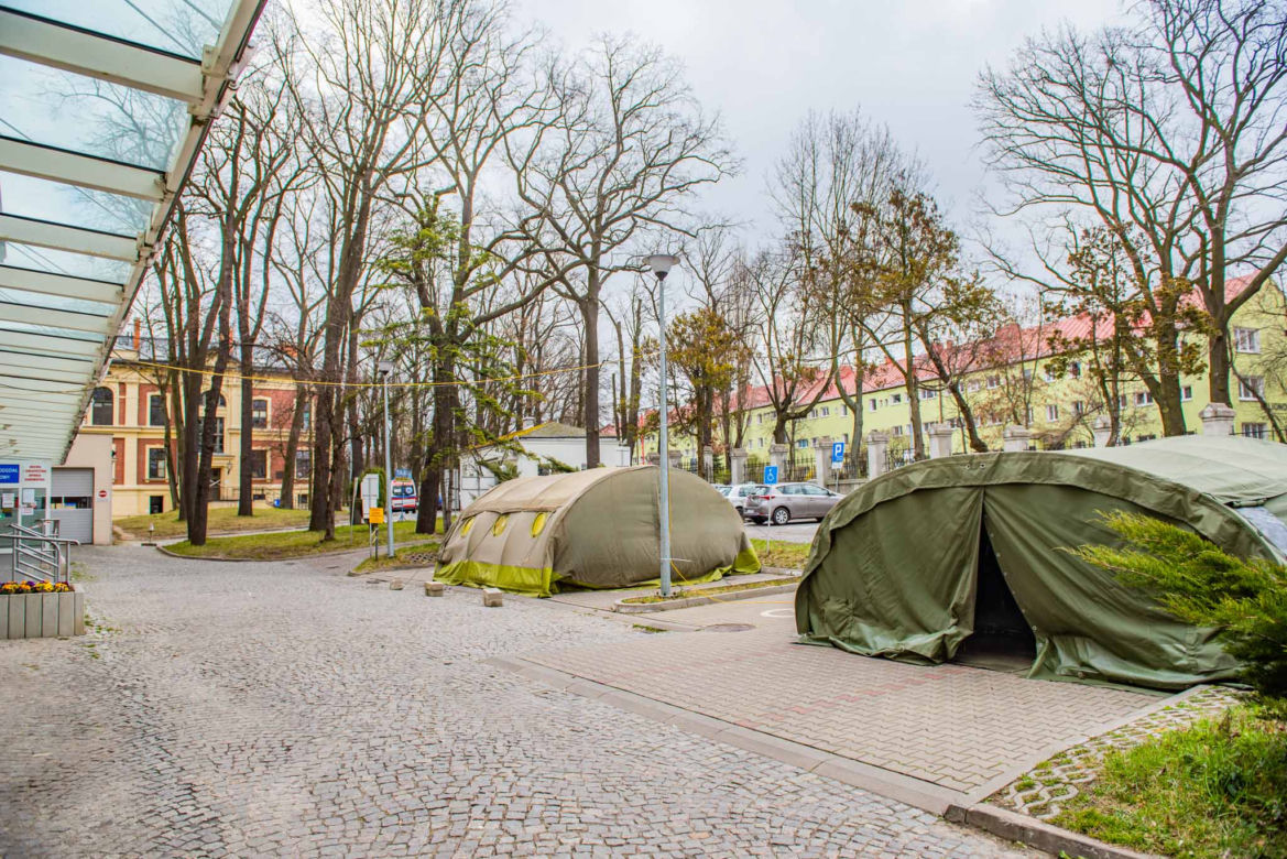 Wojskowe namioty pod "mobilną" izbę przyjęć przed szpitalem im. Jonschera w Łodzi