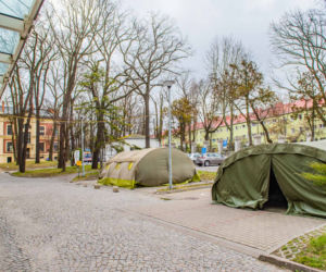 Wojskowe namioty pod mobilną izbę przyjęć przed szpitalem im. Jonschera w Łodzi