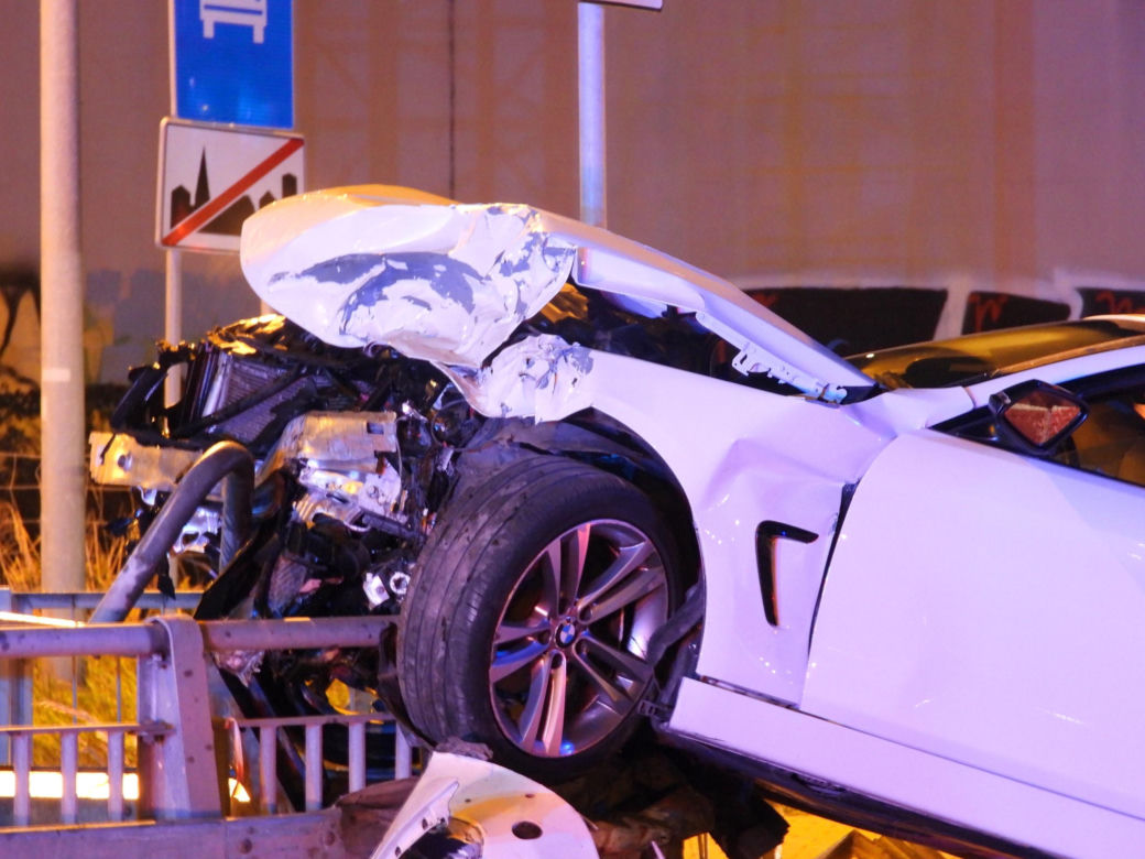 Dramatyczny wypadek na S8. BMW wylądowało na barierze