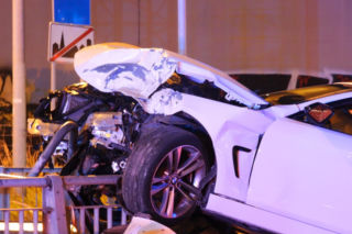 Dramatyczny wypadek na S8. BMW wylądowało na barierze