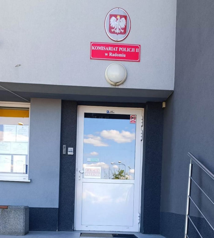 Zwyrodnialcy wyrzucili psa przez okno! Szczeniak walczy o życie. "Mieszkańcy płakali, zdając nam relację"