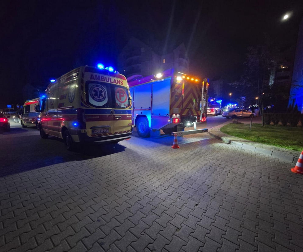Ambulans i wóz strażacki na sygnale pod blokiem w nocy. O wybuchu i pożarze w Jaworznie przeczytasz na SE.