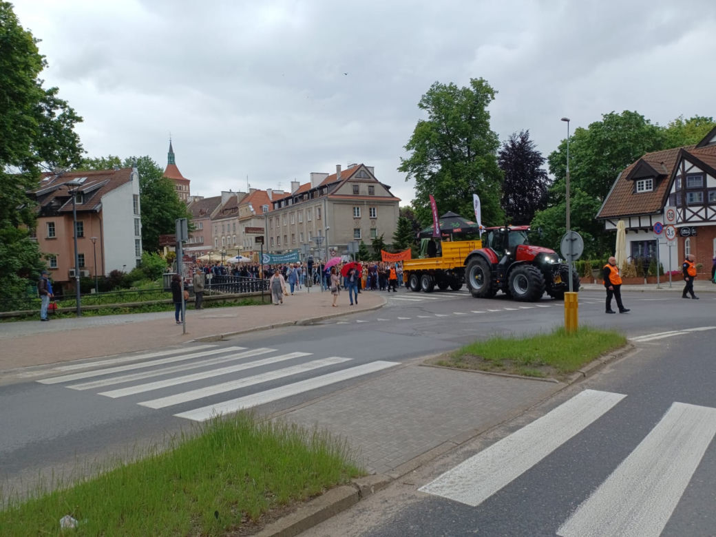 Kortowiada 2022. Parada studentów w strugach deszczu