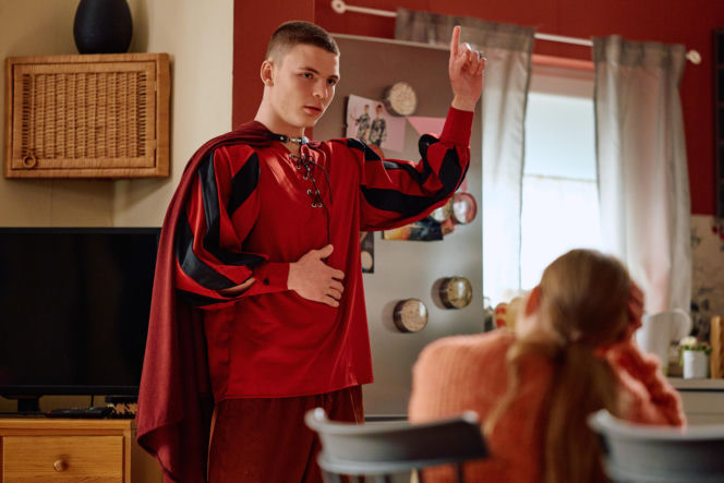 "Na Wspólnej", odcinek 4194: matka Remka zastaje półnagiego Brzozowskiego w mieszkaniu Brygidy. Oskarża ją o niewierność