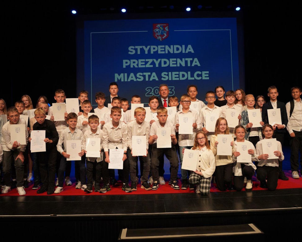 Stypendyści odebrali z rąk prezydenta Andrzeja Sitnika Listy Gratulacyjne
