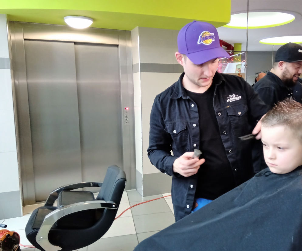 Barberzy odwiedzili chorzowski szpital i zafundowali sylwestrowe fryzury małym pacjentom 