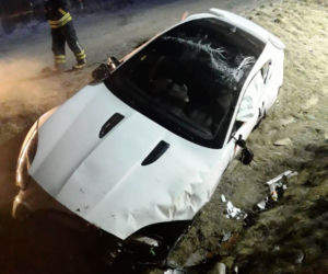 Stary Sącz. Luksusowy jaguar DACHOWAŁ w przydrożnym rowie. Kierowcy nic się nie stało
