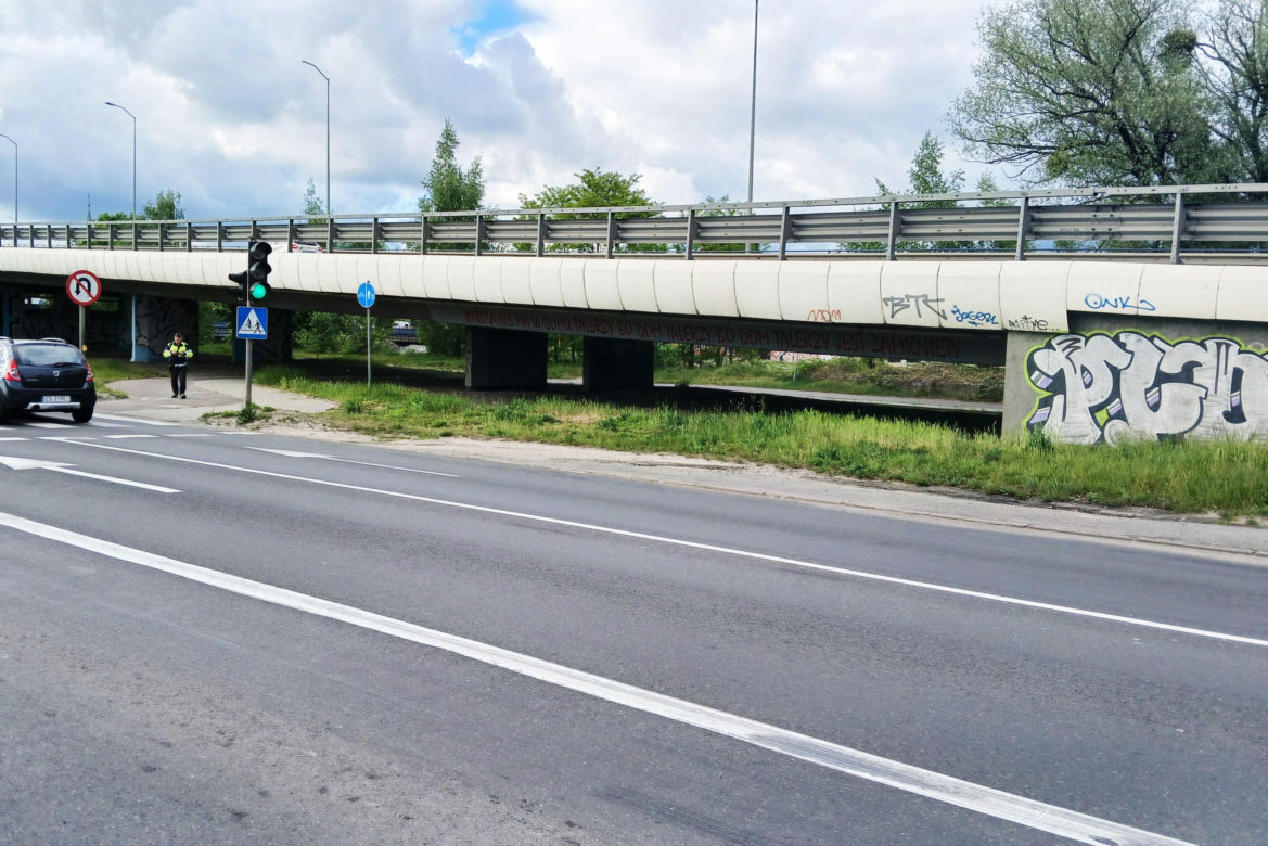 "Kultowy" napis "Karola nie ma w domu talerzy..." powrócił w nowej odsłonie