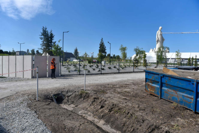 Teren wokół rekordowego pomnika Matki Boskiej w Konotopiu zamknięty z powodów bezpieczeństwa. Chętnych na zwiedzanie jednak nie brakuje