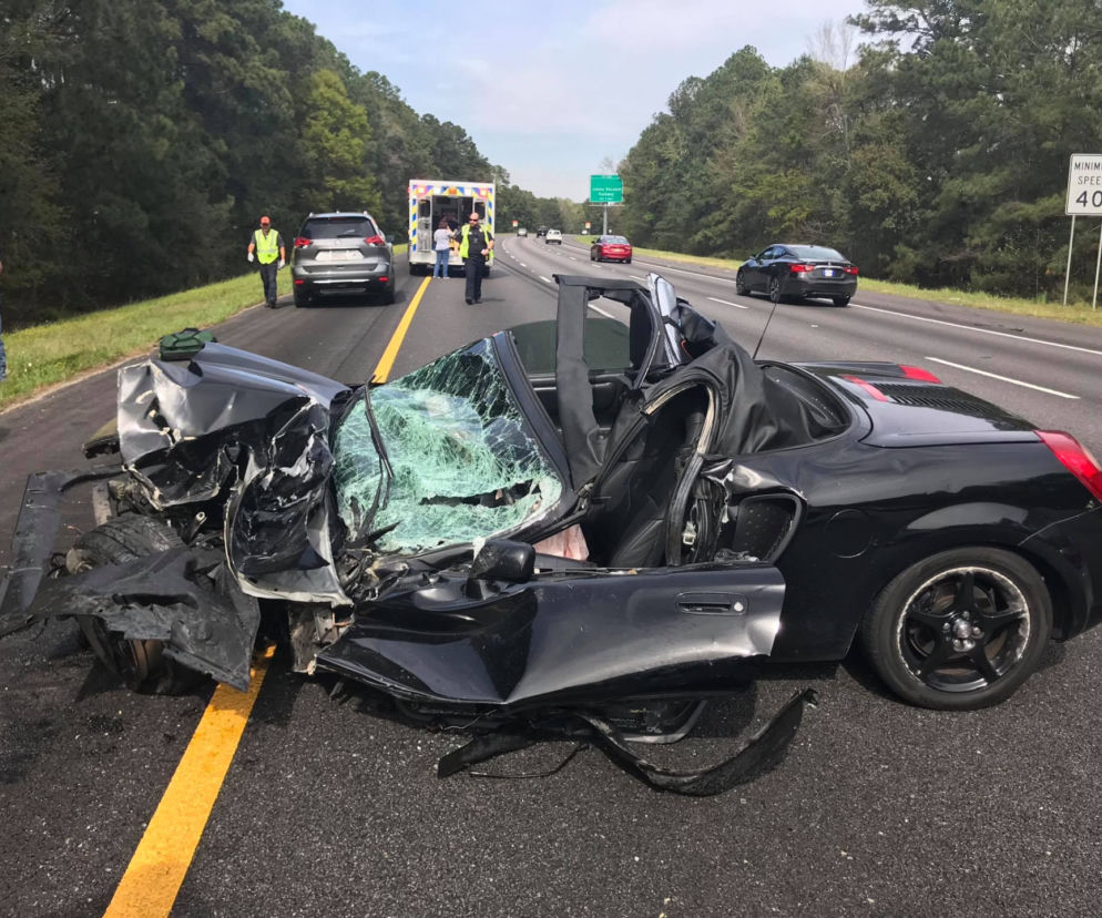 Toyota MR2 wjechała pod samochód dostawczy