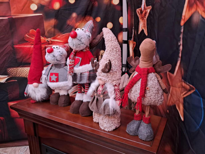 Święty Mikołaj Biedronki odwiedził świętokrzyskie miasto. Zobaczcie co działo się w wiosce przed sklepem